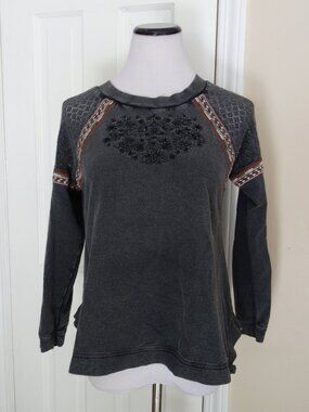 SHYANNE Faded Gray Embroidered Floral Cluster Pull-Over Sweatshirt – Med